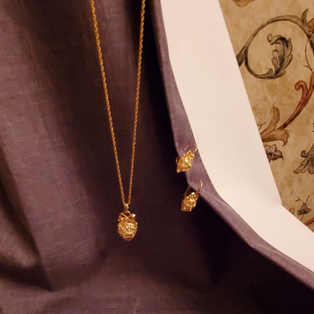 Beautiful Joan Rivers necklace and earrings